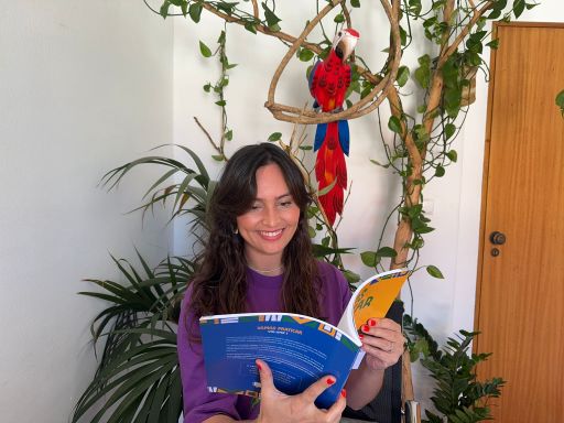 Professora de português Bárbara e livro Vamos Praticar volume 1