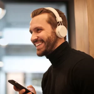 Student doing listening comprehension exercises in Brazilian Portuguese. He is taking a course to improve his listening comprehension in Portuguese.