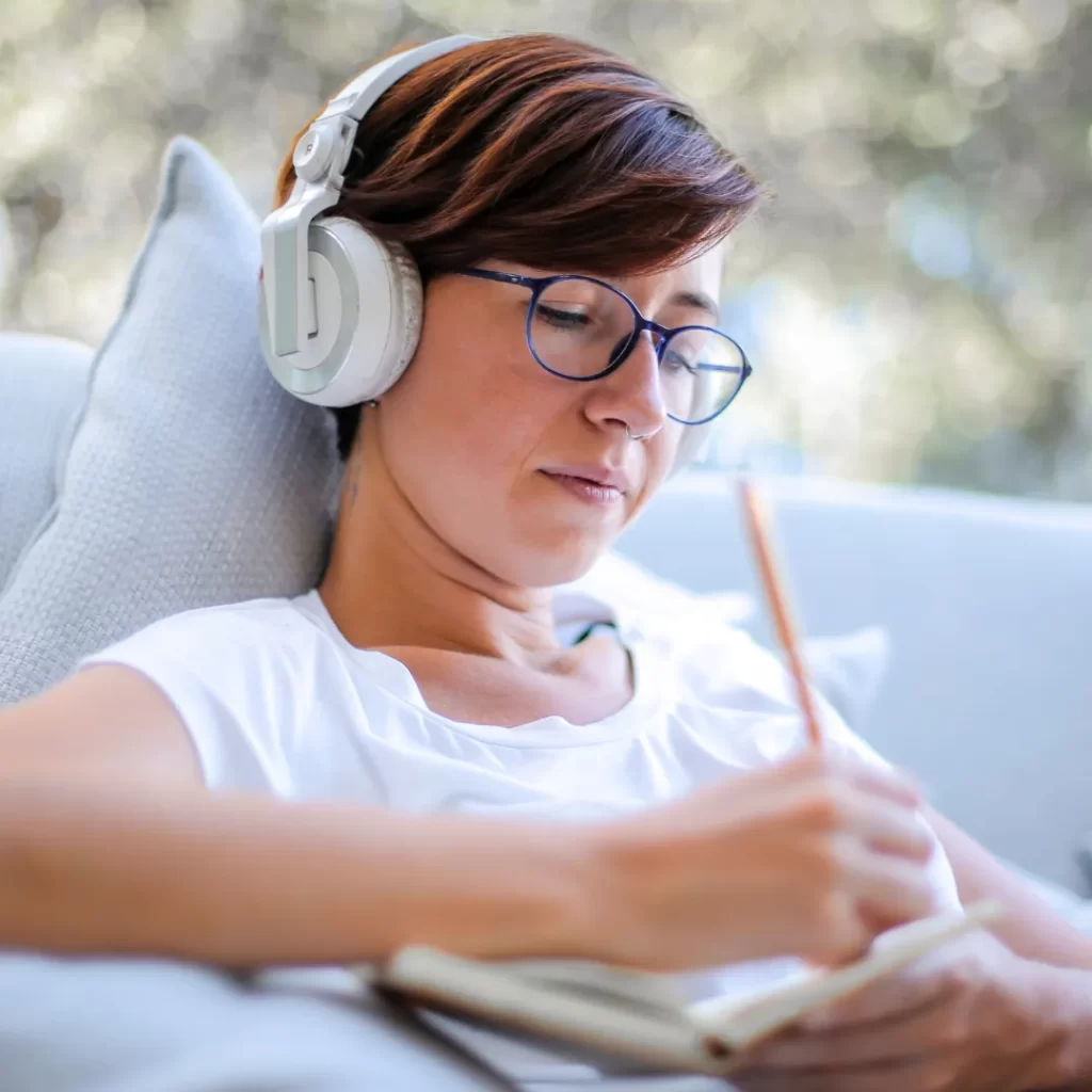 A student is engaged in training to improve her listening comprehension. In the image, she is doing a Portuguese listening exercise