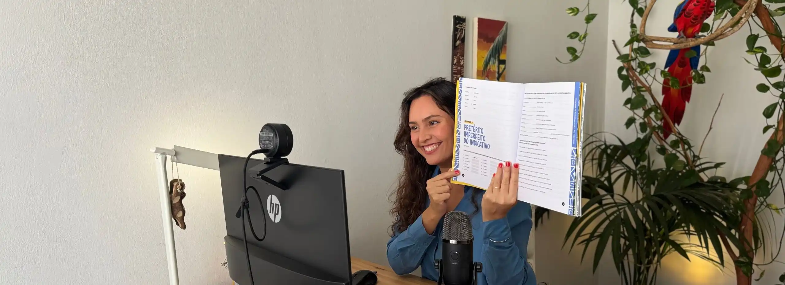 Bábarbara holding the book ''Vamos praticar''