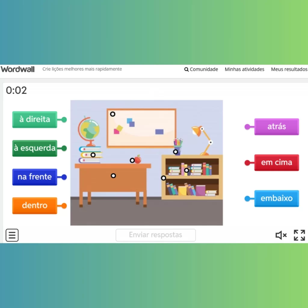 The image shows a gamified vocabulary exercise on Wordwall for Portuguese learners, where students match location words (such as em cima, embaixo, à esquerda, à direita) with objects in a classroom scene, promoting interactive and visual language learning.