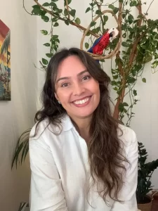 How do you say thank you in Portuguese? In this image, the Portuguese as a foreign language teacher is saying “obrigada” in Portuguese. She teaches the various ways to say “thank you” in Portuguese.