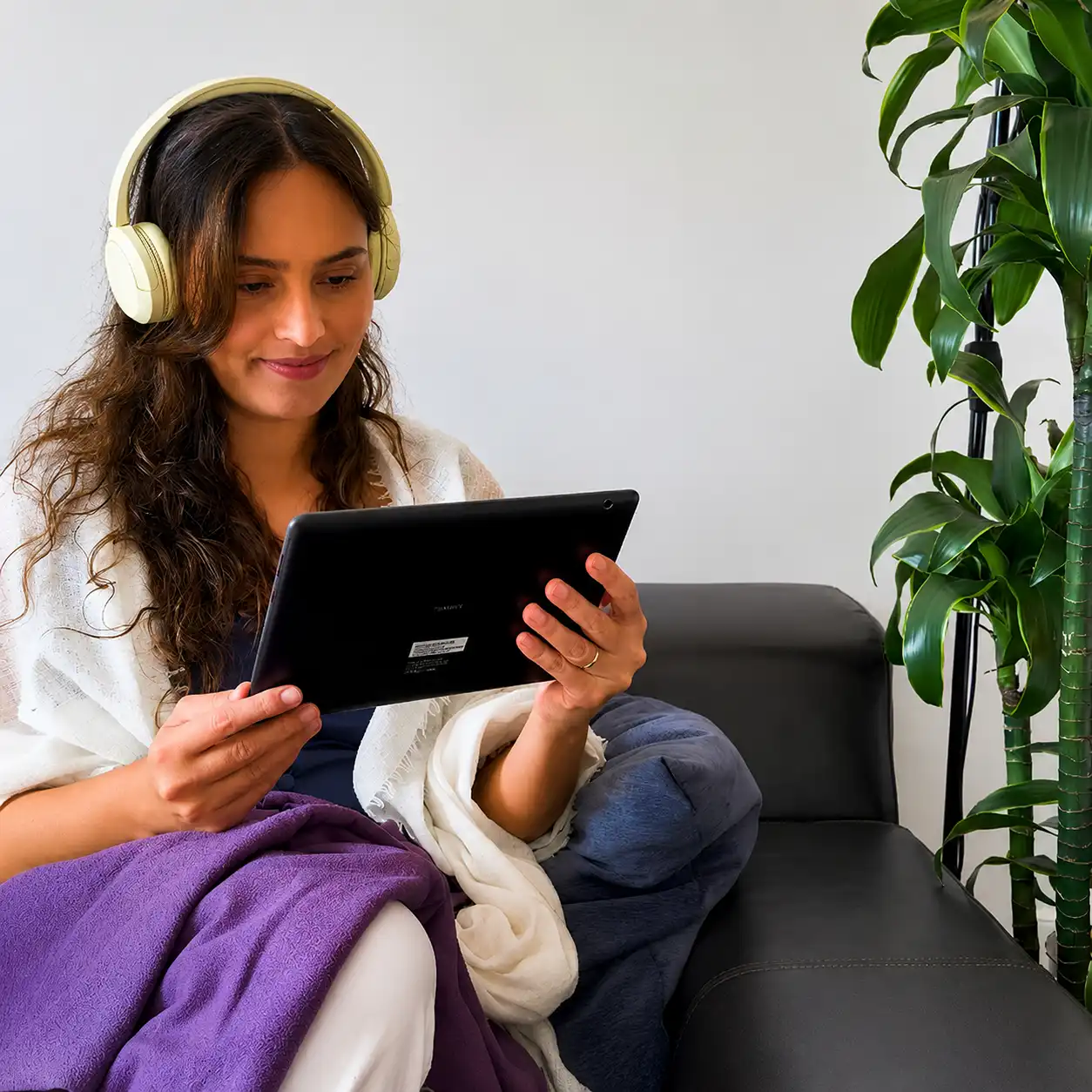 🎧 You listen to real audios and videos of Brazilians